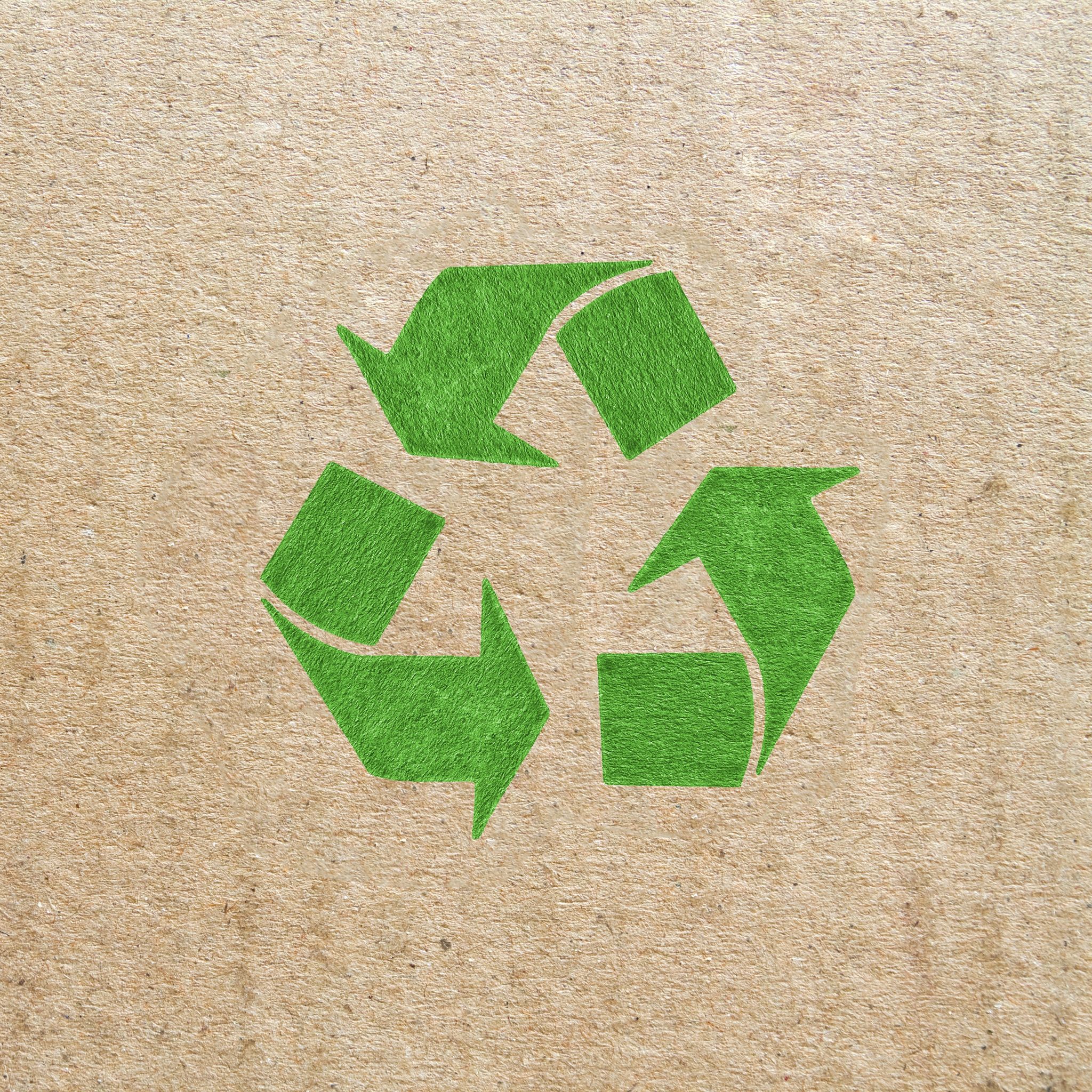 Рисунок переработки. Символ переработки Recycling. Переработка бумаги. Переработка бумаги и картона.