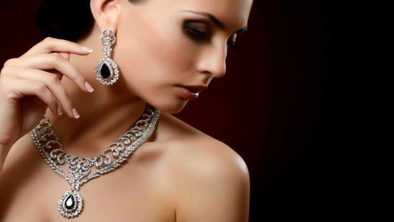 What Is It About Diamond-Shaped Necklaces That People Find So Enticing?